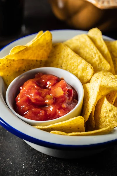 Tortilla Chips Molho Salsa Tomate Vermelho Mexicano Nacho Chips Mesa — Fotografia de Stock