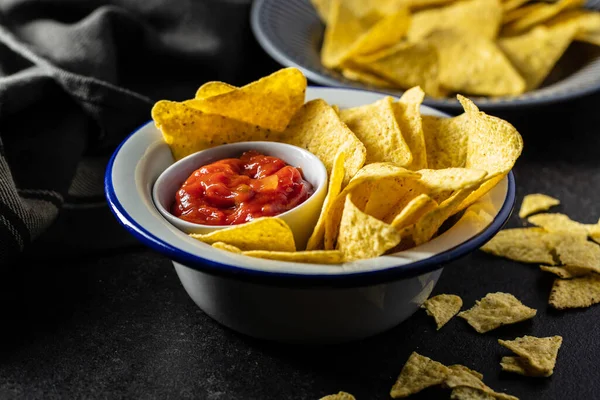 Tortillas Fritas Salsa Tomate Rojo Fichas Nacho Mexicano Mesa Negra — Foto de Stock