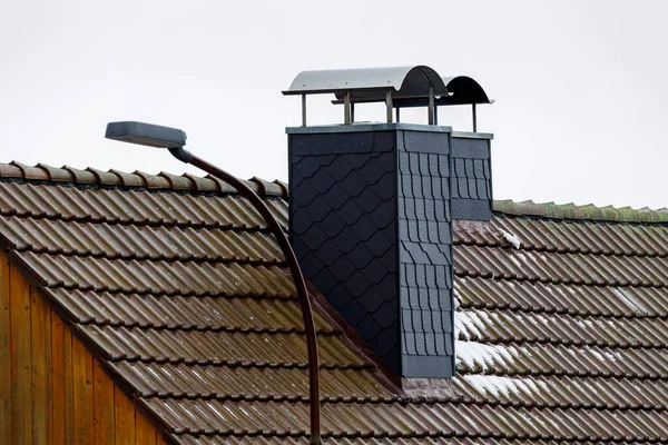 煙突のある家の屋根 — ストック写真