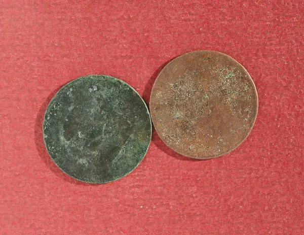 灰色底色的生锈金属旧硬币 — 图库照片
