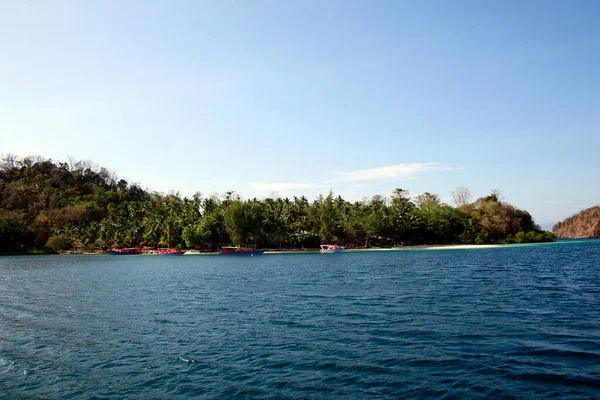 Barcos Buceo Frente Isla Bangka Sulawesi Indonesia — Foto de Stock