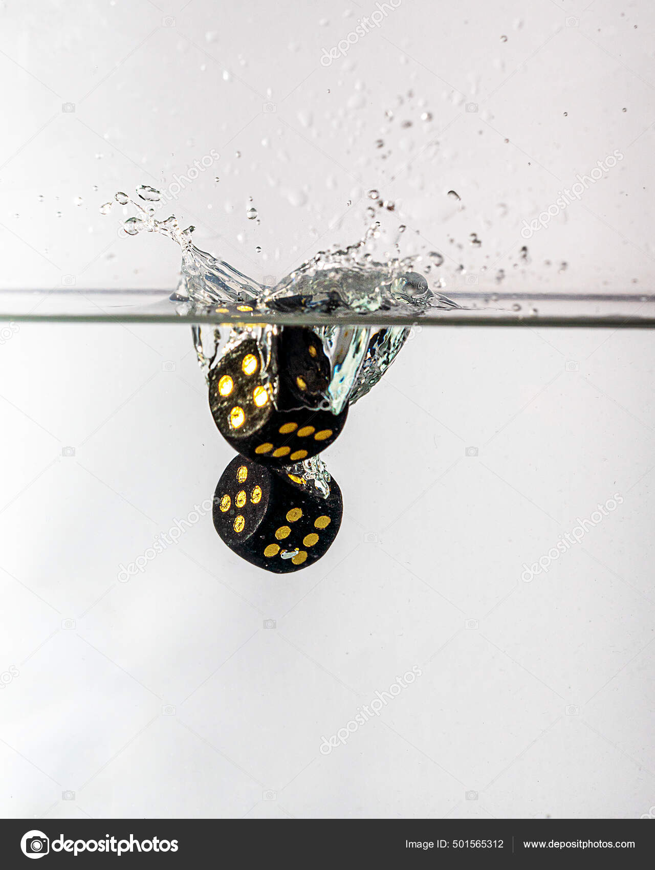 Некоторые Черные Кости Игры Падение Чистую Воду Всплеском Костей.