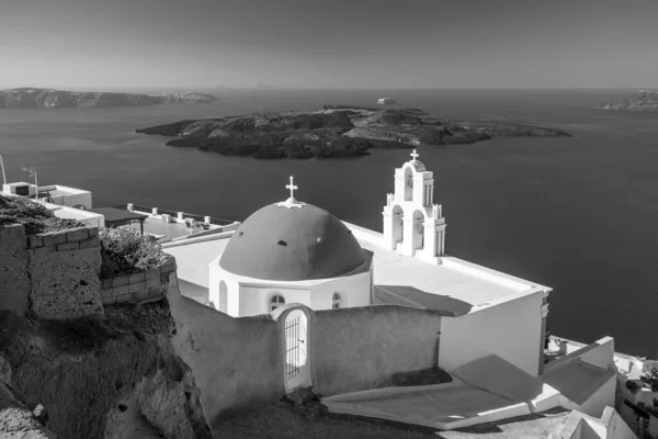 Tři Zvonky Fira Santorini Řecko Modrou Oblohou Černé Bílé — Stock fotografie