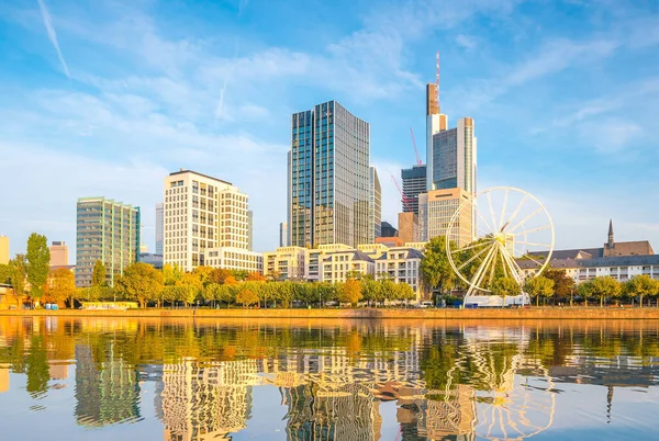 Blick Auf Die Frankfurter Skyline Deutschland Mit Blauem Himmel — Stockfoto