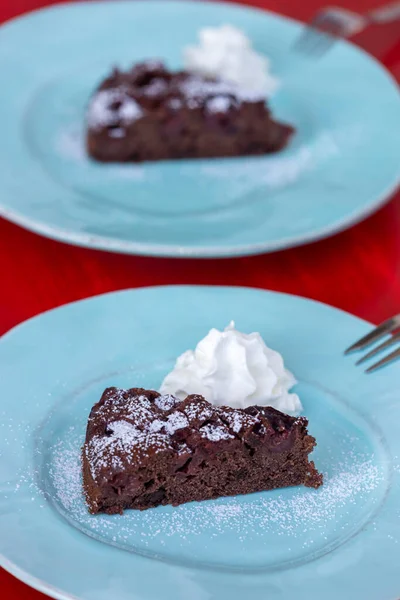 Шоколадный Торт Сливками Клубничным Соусом — стоковое фото