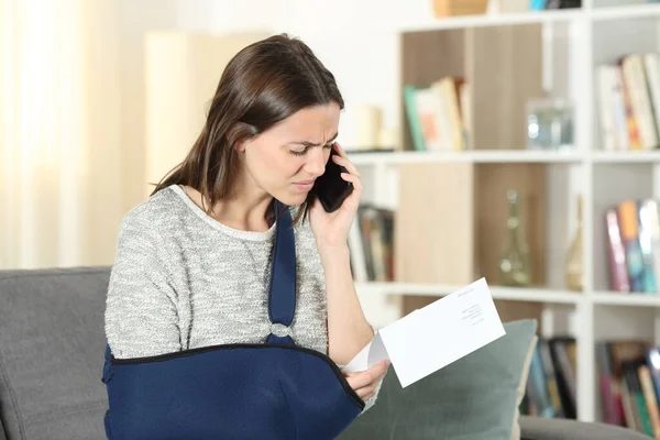 Mulher Deficiente Triste Alegando Telefone Sobre Aviso Prévio — Fotografia de Stock
