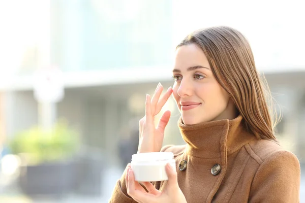 Frau Cremt Gesicht Winter Mit Mousturizer Ein — Stockfoto