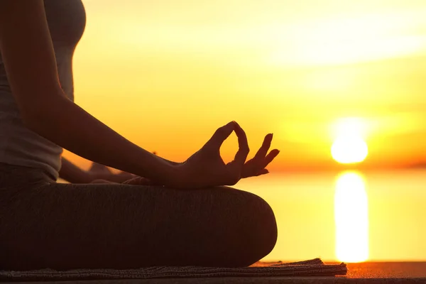 Mujer Silueta Haciendo Yoga Loto Pose Atardecer —  Fotos de Stock