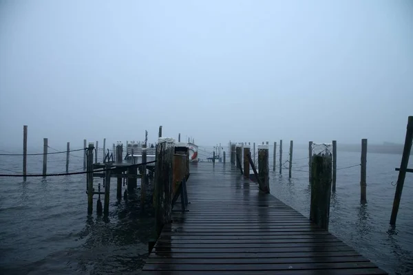 写真は朝の霧の中の桟橋 — ストック写真