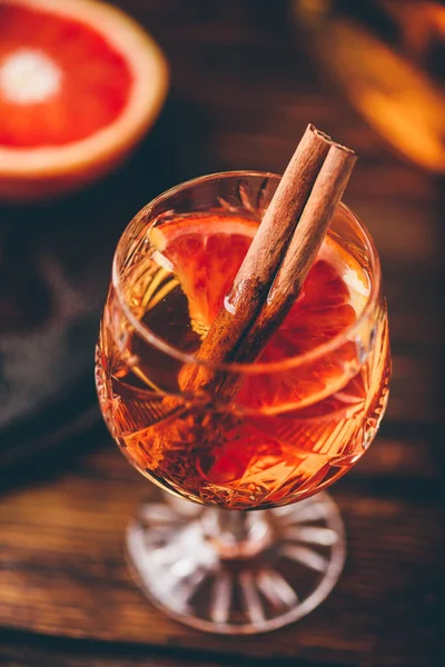 Blutorangefarbener Whiskey Sauercocktail Mit Gereiftem Bourbon Blutorangensaft Kirschsirup Und Zimt — Stockfoto