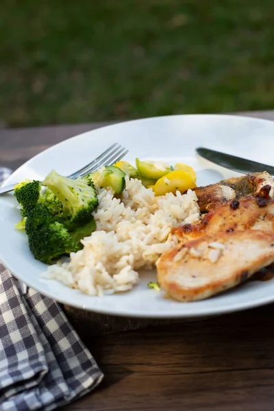 Snijd Kipfilet Witte Rijst Gegrilde Groenten Broccolli Courgette Pompoen Een — Stockfoto