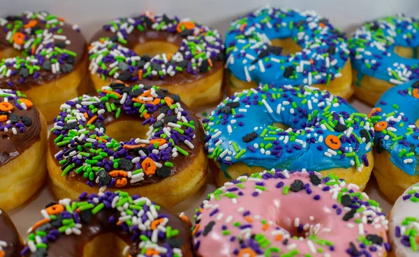 Donuts Com Cobertura Marrom Azul Rosa Branco Coberto Com Polvilhas — Fotografia de Stock