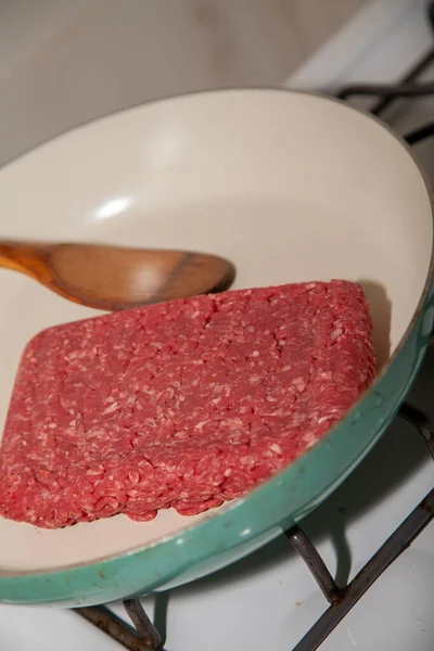 用木勺在煎锅里切牛肉 — 图库照片
