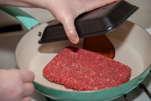 Meer Vlees Toevoegen Aan Gemalen Rundvlees Een Koekenpan — Stockfoto