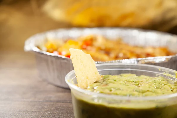 Tortilla Chip Recipiente Guacamole Com Uma Lata Comida Fundo Escuro — Fotografia de Stock