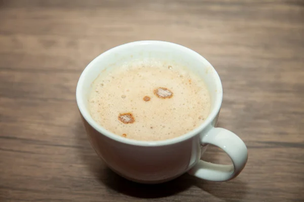 Cappuccino Berbusa Dengan Beberapa Bubuk Yang Tidak Dicampur Dengan Baik — Stok Foto