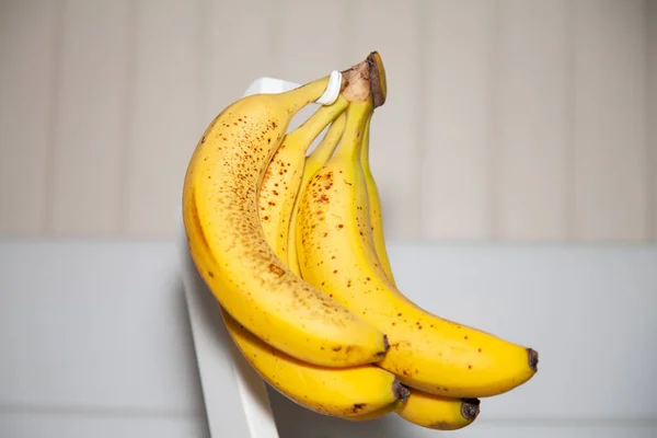 Bando Bananas Amadurecimento Penduradas Num Suporte — Fotografia de Stock