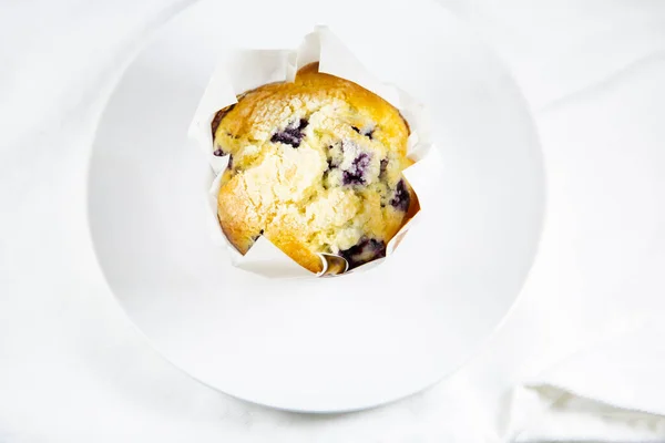 Grande Muffin Mirtilli Piatto Portata Bianco — Foto Stock