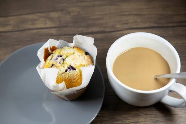 Muffin Mirtilo Uma Placa Serviço Cinza Lado Uma Grande Xícara — Fotografia de Stock