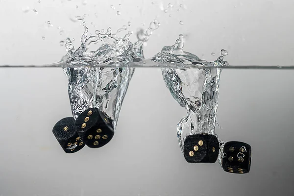 Zwart Spel Dobbelstenen Met Gouden Stippen Druppel Helder Water Met — Stockfoto