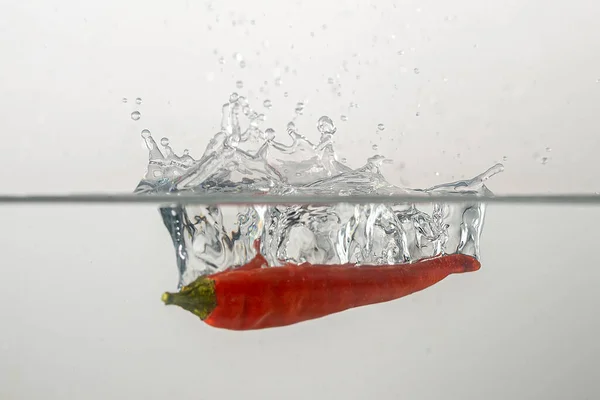Pepperoni Vermelho Cai Com Respingo Água Limpa Pimenta Com Caule — Fotografia de Stock