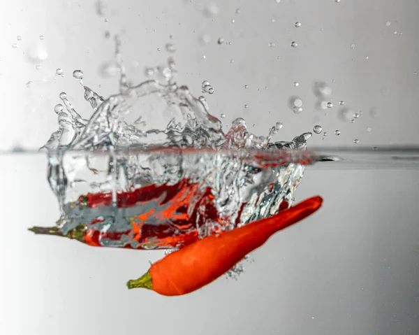 Pepperoni Vermelho Cai Com Respingo Água Limpa Pimenta Com Caule — Fotografia de Stock