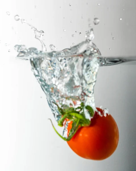 Kleine Rode Tomaat Met Groene Steel Plons Helder Water — Stockfoto