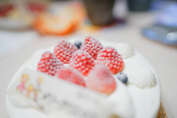 Leckeres Dessert Mit Erdbeeren Und Sahne — Stockfoto