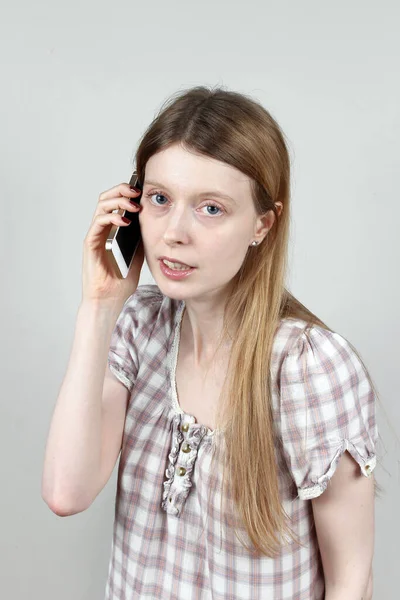 Retrato Una Bella Mujer Joven Que Habla Por Teléfono — Foto de Stock