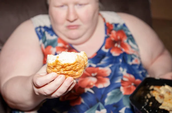 Wanita Albino Memegang Biskuit Susu Yang Dimakan Sebagian — Stok Foto