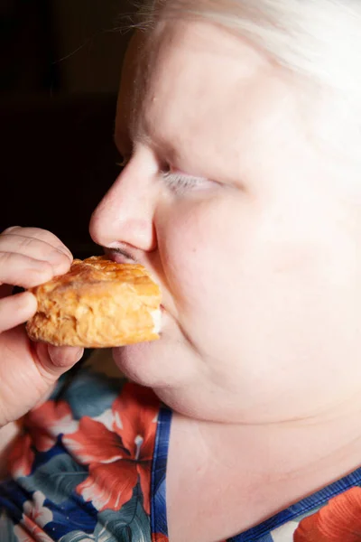 Close Van Een Albino Vrouw Eten Een Karnemelk Koekje — Stockfoto