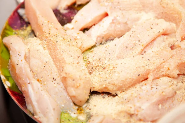 Raw Chicken Strips Topped Lemon Pepper Seasoning — Stock Photo, Image
