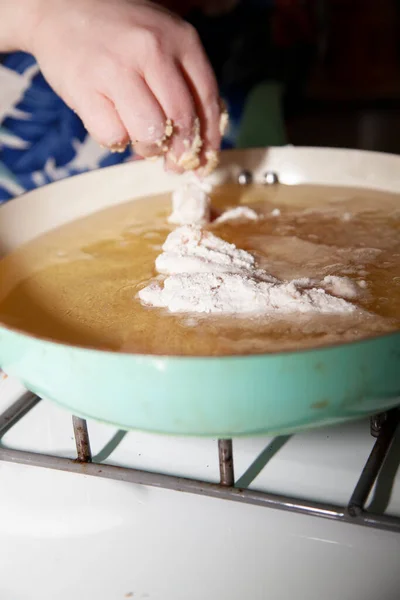 Donna Che Getta Pollo Impanato Una Padella Con Grasso Caldo — Foto Stock