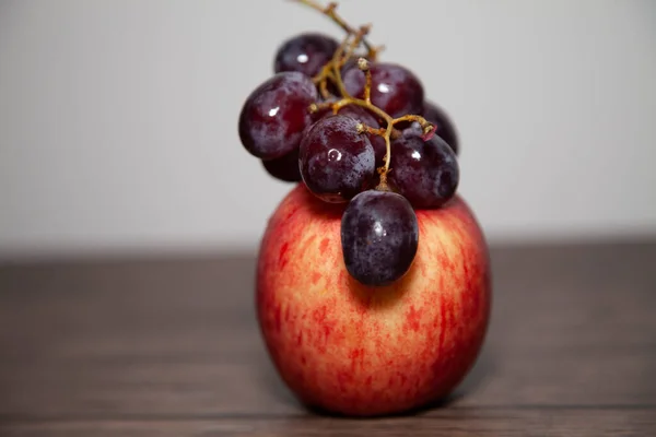 Washington Apple Red Seedless Grapes Wooden Table — Stock Photo, Image