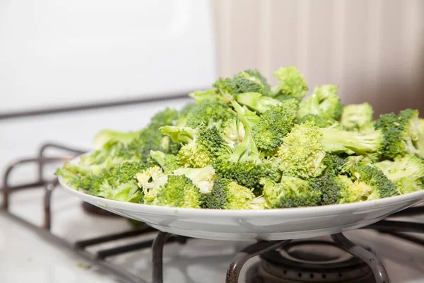 Brokoli Segar Dan Cincang Atas Piring Putih Atas Kompor — Stok Foto