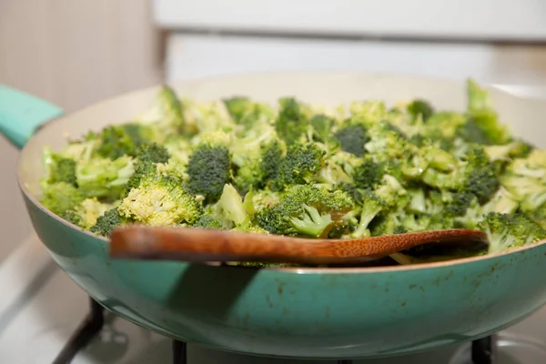 Brokoli Segar Cincang Dan Sendok Kayu Dalam Wajan Atas Kompor — Stok Foto