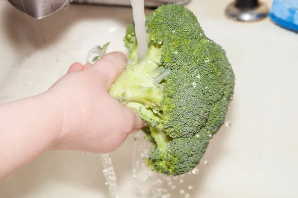 Tangan Wanita Memegang Mahkota Segar Brokoli Bawah Keran Untuk Mencuci — Stok Foto