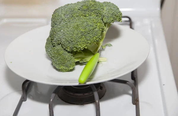 キッチンテーブルの上の新鮮なブロッコリー — ストック写真