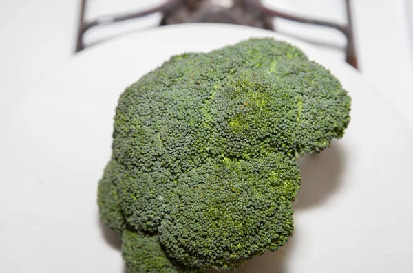 Brokoli Segar Yang Belum Dipotong Duduk Piring Putih — Stok Foto