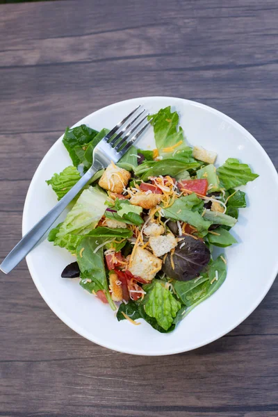 Salada Alface Romaine Croutons Queijo Cheddar Desfiado Tomate Uma Placa — Fotografia de Stock