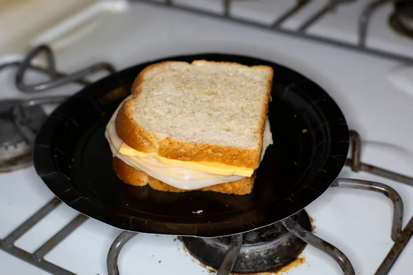 Sándwich Pollo Queso Rebanado Untado Mostaza Plato Papel Negro Estufa — Foto de Stock