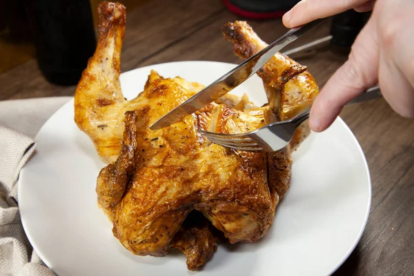 Vrouw Snijden Een Grote Hele Geroosterde Kip Een Witte Plaat — Stockfoto