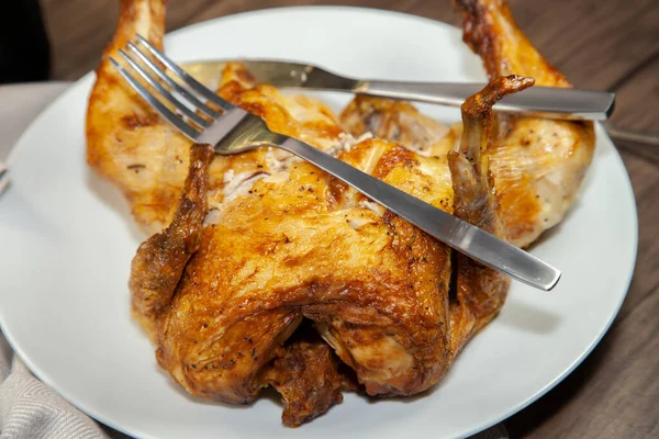 Gabel Und Messer Auf Einem Geschnittenen Gebratenen Huhn — Stockfoto