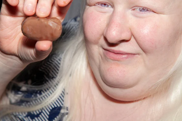 Fettleibige Albino Frau Mit Einem Stück Schokolade — Stockfoto