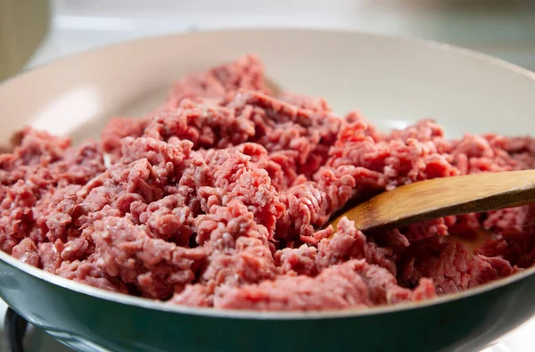 Primer Plano Una Cuchara Madera Carne Molida Cruda Una Sartén —  Fotos de Stock