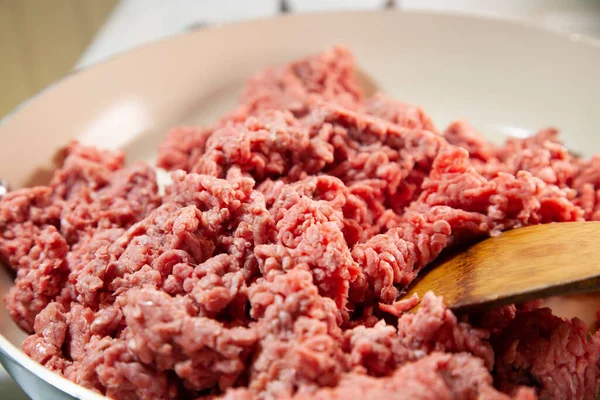 Primer Plano Una Cuchara Madera Carne Molida Cruda Una Sartén —  Fotos de Stock