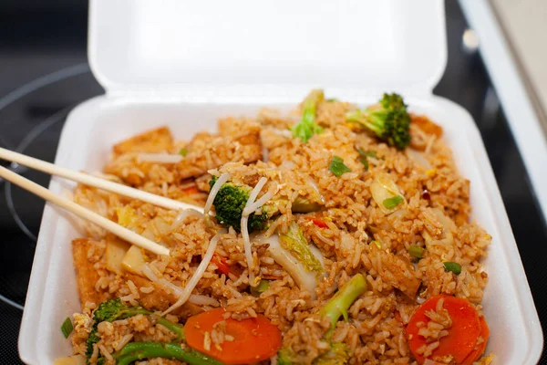 Mie Thailand Dan Nasi Dengan Tahu Brokoli Dan Wortel Dalam — Stok Foto