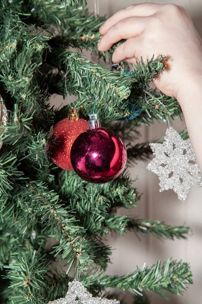 Vrouw Opknoping Een Blauwe Bol Een Kunstmatige Kerstboom Buurt Van — Stockfoto