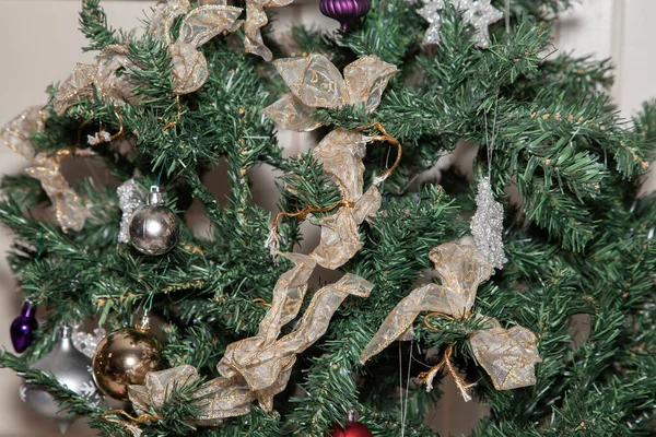 Mor Gümüş Altın Küreler Yapay Bir Noel Ağacında Altın Beyaz — Stok fotoğraf