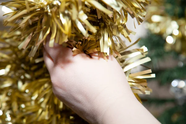 Indpakning Gylden Tinsel Omkring Kunstigt Juletræ - Stock-foto